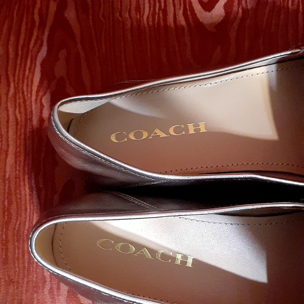 COACH LEATHER WOMANS SIZE 9B HANNA METALLIC CHAMPAGNE CHAIN LOGO SLID-ON LOAFERS - Picture 3 of 11